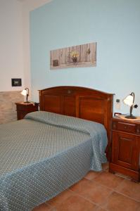 a bedroom with a bed and a lamp on a night stand at B&B Serenity in Castelluzzo