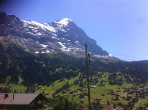 una montaña con nieve en la cima de un valle verde en "Studio Edelweiss" Spillstatthus, en Grindelwald
