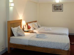 Tempat tidur dalam kamar di Lalit Heritage Home