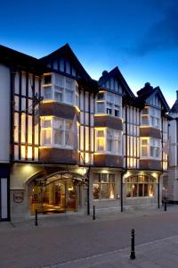 un gran edificio con muchas ventanas en una calle en ABode Canterbury en Canterbury
