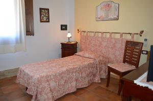 カステッルッツォにあるB&B Serenityのベッドルーム1室(ベッド1台、椅子付)