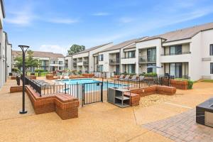 ein Apartmentkomplex mit einem Swimmingpool im Innenhof in der Unterkunft Courtyard by Marriott Columbus in Columbus