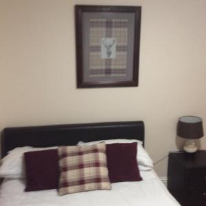 1 dormitorio con 1 cama con una foto en la pared en Skeabostview B&B en Skeabost