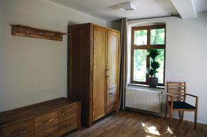 1 dormitorio con tocador de madera y ventana en Forsthaus Sommerswalde, en Sommerswalde