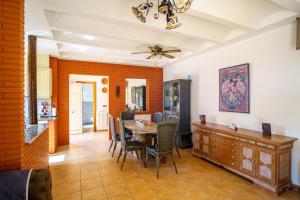 a kitchen and dining room with a table and chairs at Casa Tati Strand in Sant Pere Pescador