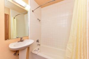 Economy Inn Ardmore tesisinde bir banyo