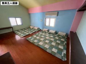 an overhead view of a room with beds in it at 蘭嶼雅美民宿 in Yeh-yin