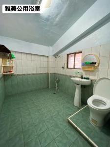 a bathroom with a toilet and a sink at 蘭嶼雅美民宿 in Yeh-yin