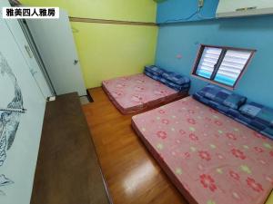 a room with two beds in a room at 蘭嶼雅美民宿 in Yeh-yin