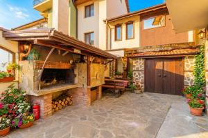 an outdoor pizza oven in a courtyard of a house at Костовският хан in Chepelare