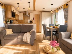 a living room with a couch and a table at Ferienwohnung-Wiesenwinkel in Kasel-Golzig