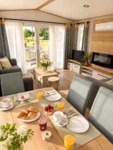 a table with food on it in a living room at Ferienwohnung-Wiesenwinkel in Kasel-Golzig