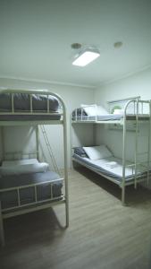 two bunk beds in a room with a ceiling at Dongdaemun Neighbors in Seoul