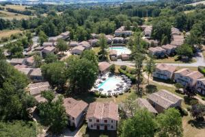 an aerial view of a home with a swimming pool at Appartement T3 Golf Albret in Barbaste