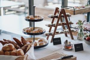 a display of different types of pastries and bread at Walters Weinquartier in Eisenberg an der Pinka