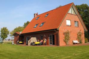 eine Gruppe von Menschen, die vor einem Haus stehen in der Unterkunft Ferienhof Lafrenz in Cuxhaven