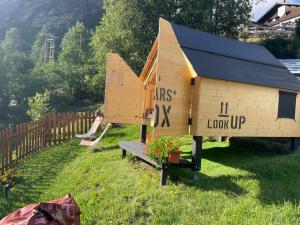a wooden house sitting on top of a bench at Starsbox e romantica camera in Valtournenche +2 photos