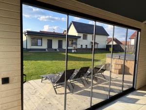 a screened in patio with a table and chairs at Cornatel Relax Village in Cornăţel