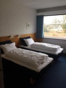 מיטה או מיטות בחדר ב-Blommenslyst Kro