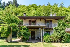 an old stone house with a porch and a balcony at Casa Buonumore in Gaiola