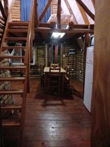 a kitchen and dining room with a table and a refrigerator at Complejo del Canton Valais in Baradero