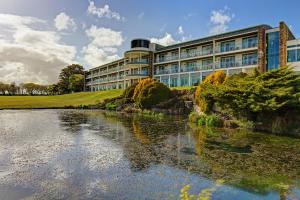 Výhled na řeku, která protéká v blízkosti hotelu