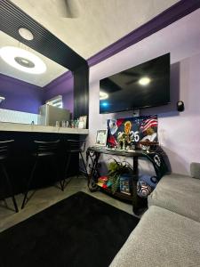 a bar in a room with a purple wall at Departamento Mateos 503 in Ciudad Acuña