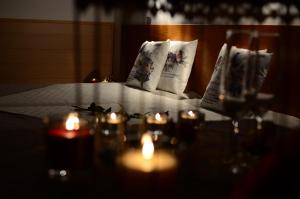 a table with candles and pillows on a bed at Praia das Rocas Bungalows in Castanheira de Pêra