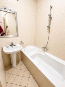 a bathroom with a sink and a bath tub and a mirror at Appartement 2 chambres in Moroni