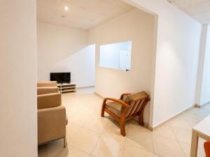a living room with a chair and a television at Appartement 2 chambres in Moroni +1 photo