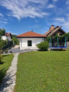 a white house with a yard with a lawn sidx sidx sidx at Little Aria in Ripač