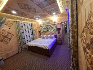 a bedroom with a bed in a room with a ceiling at Houseboat Quebec in Srinagar
