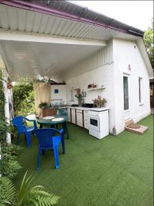 a patio with a table and chairs and a kitchen at Лана бугаз in Karolino-Buhaz