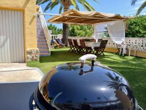 a car parked in a yard with an umbrella at Villa Gota de Mar in Jávea