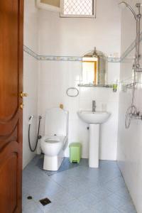 ein Badezimmer mit Toilette und Waschbecken in der Unterkunft Appartement in Moroni + 3 Fotos