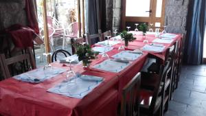 Reštaurácia alebo iné gastronomické zariadenie v ubytovaní Hostal "Los Chanos el Ruso"