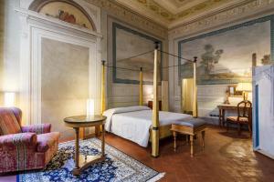 Dimora Storica Palazzo Puccini tesisinde bir odada yatak veya yataklar