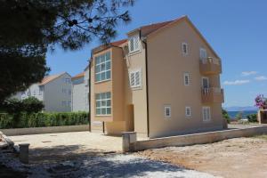 a large building in the middle of a yard at Apartments Zvonimir,place by the sea in Mirce