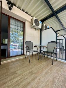 a meeting room with a table and chairs and a projector at Hotel Nalba-Dalia Jupiter in Jupiter