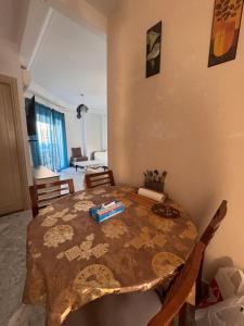 a table in a living room with a table and chairs at Front de mer Chott Mariem in Chott Meriem
