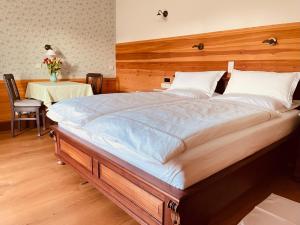 a large bed in a room with a table at Herberge am Mönchsbruch in Gerdau