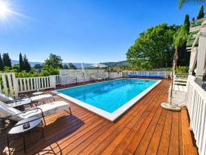a wooden deck with a swimming pool on a house at וילה מקסים בחוסן - וילה מהממת עם בריכה, ג'קוזי וסאונה in H̱osen