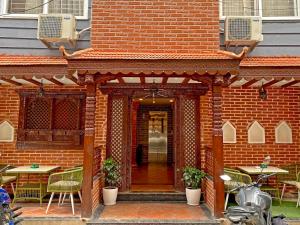 ein Eingang zu einem Backsteingebäude mit Terrasse in der Unterkunft Hotel Malati in Kathmandu