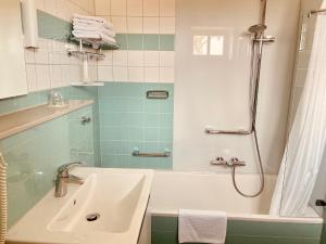 a bathroom with a tub and a sink and a shower at Herberge am Mönchsbruch in Gerdau