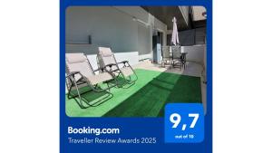 a room with chairs and a green carpet at RIVAS FCA-PARIS TERRAZA apt in Rivas-Vaciamadrid