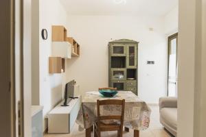 a living room with a table and a couch at Villa Zoe in Specchiolla