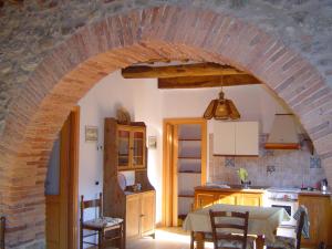 an archway in a kitchen with a table and chairs at Podere Pancoli in Massa Marittima