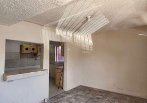 ein leerer Raum mit einer Decke in einem Haus in der Unterkunft Casa Joan in El Sauzal