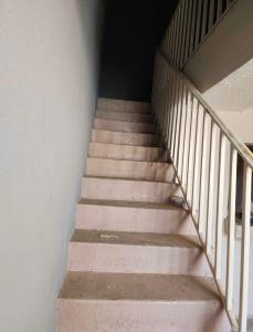 eine Treppe in einem Gebäude mit einem Treppenhaus in der Unterkunft Casa Joan in El Sauzal