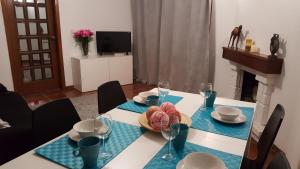 ポルトにあるVale Formoso Apartmentのダイニングルーム(テーブル、皿、ワイングラス付)